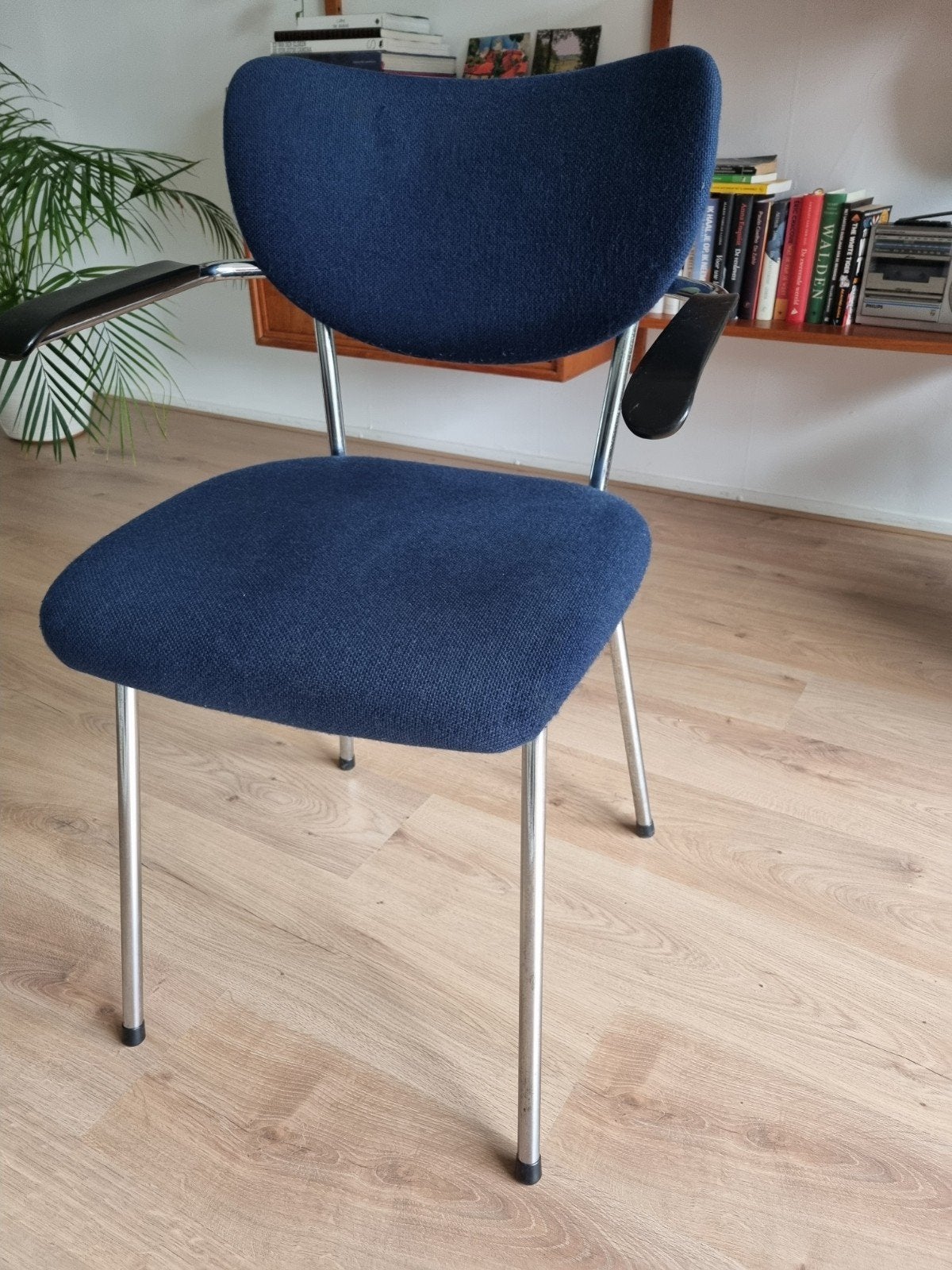 Vintage blauwe stoel met chromen onderstel en armleuningen, Ophalen, Gebruikt, Blauw, Metaal