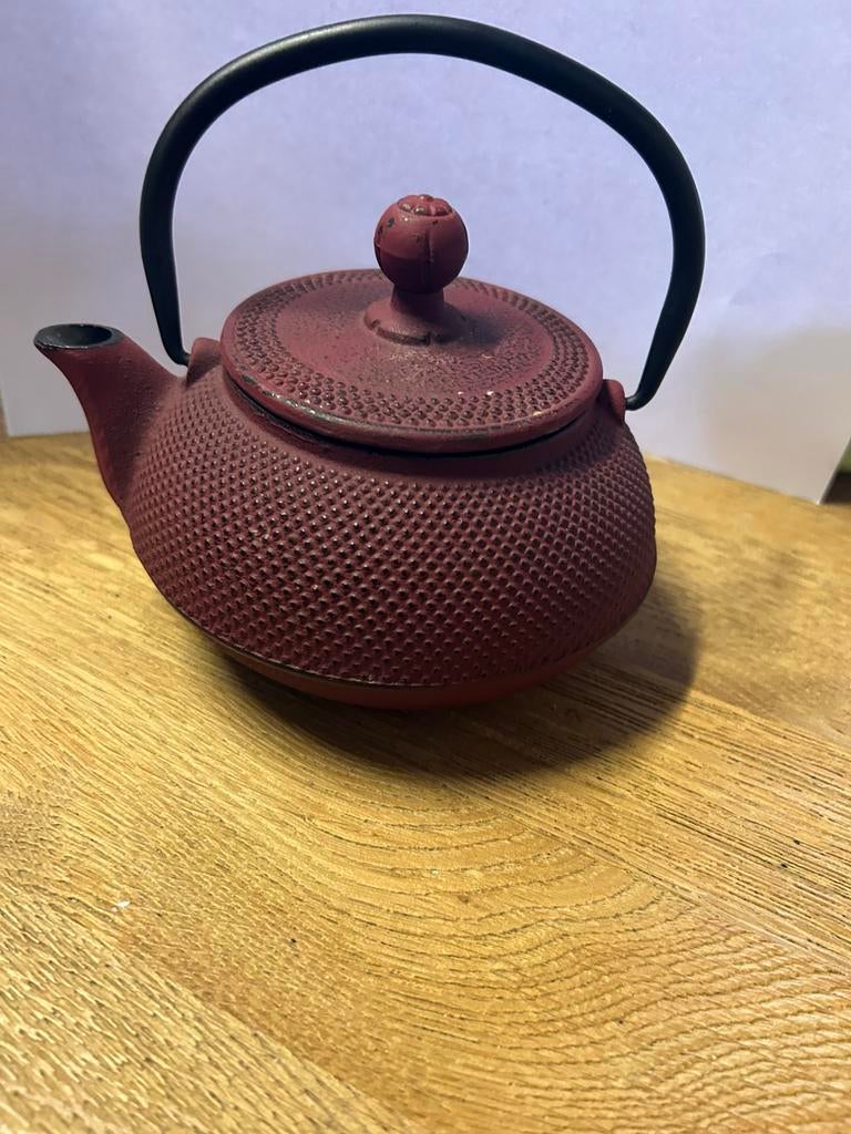 Gietijzeren theepot met zeef, Ophalen