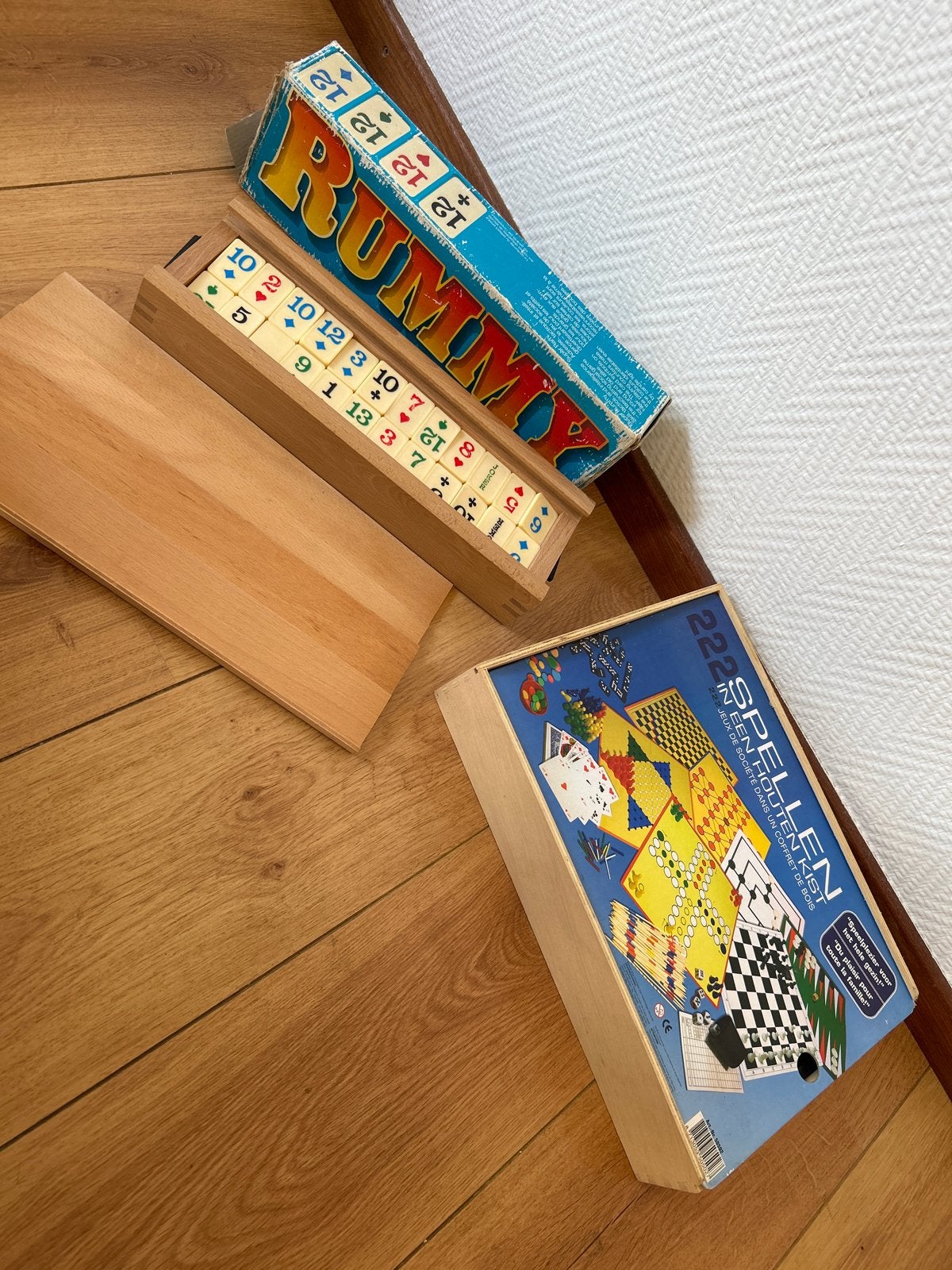 Rummy en 222 Spellen in een Houten Kist, Hobby en Vrije tijd, Een of twee spelers, Ophalen of Verzenden, Gebruikt