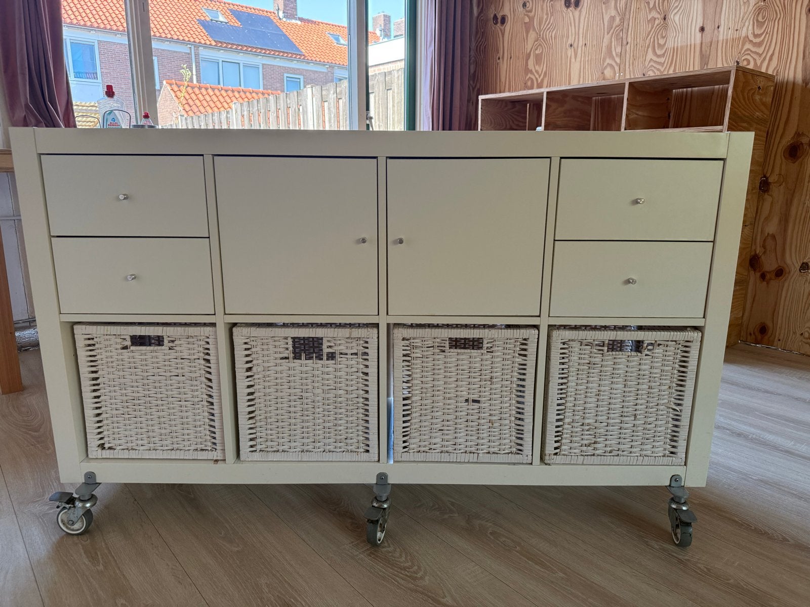 IKEA KALLAX kast met lades, deuren en manden op wielen, Huis en Inrichting, Kasten | Boekenkasten, Gebruikt, 100 tot 150 cm, Minder dan 100 cm
