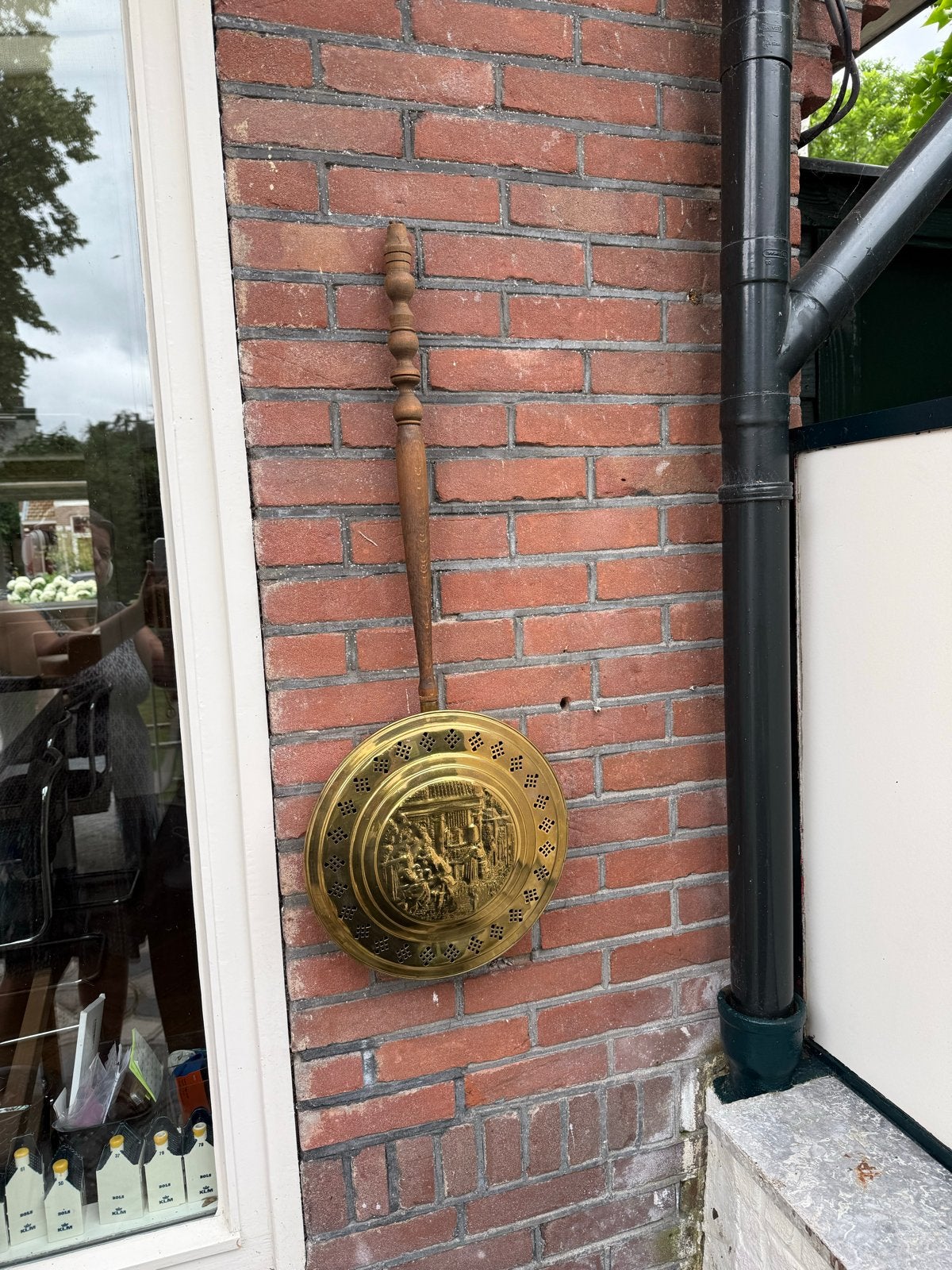 Antieke koperen bedpan met reliëfdecoratie, Antiek en Kunst, Ophalen of Verzenden, Koper