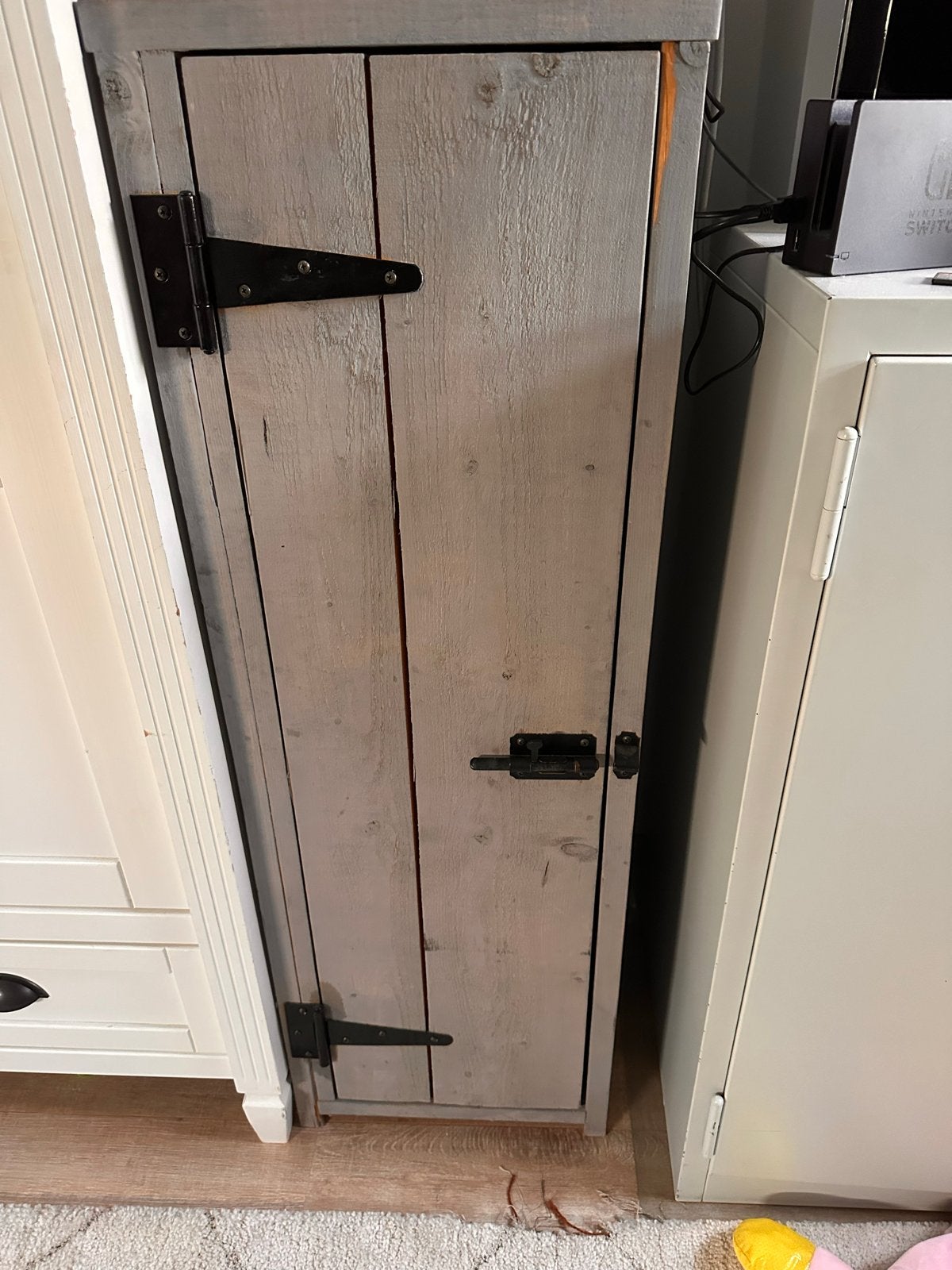 Smalle houten kast met rustieke uitstraling, Ophalen, Gebruikt