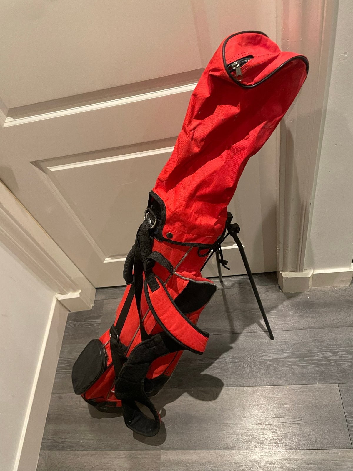 Rode golf draagtas met standaard en regenhoes, Sport en Fitness, Ophalen, Gebruikt, Tas, Overige merken