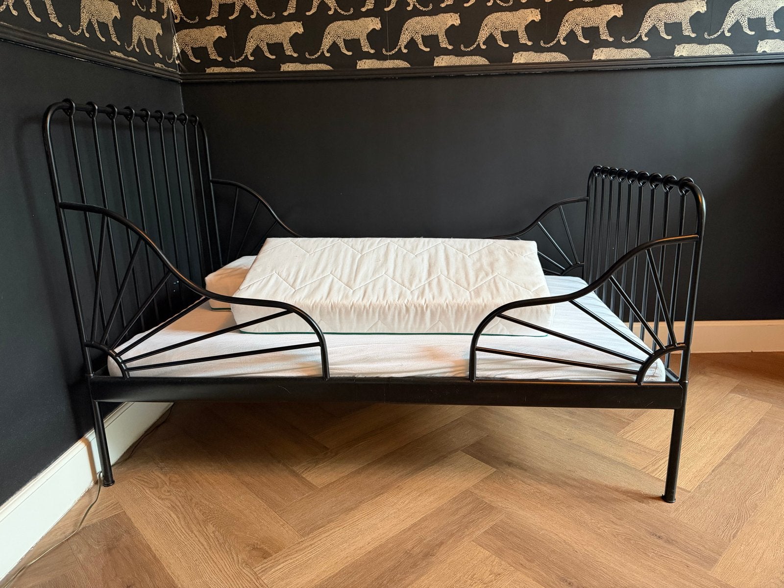 IKEA Minnen meegroeibed zwart, incl. lattenbodem en matras, Kinderen en Baby's, Kinderkamer | Bedden, Ophalen, 70 tot 85 cm, Zo goed als nieuw