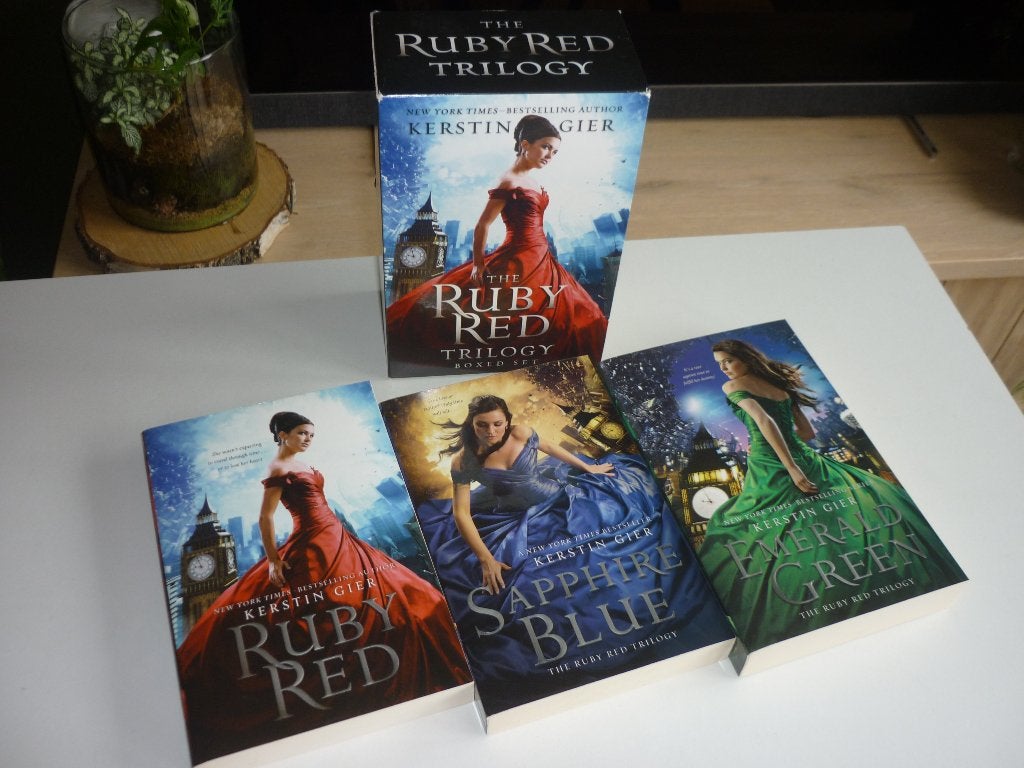Kirsten Gier: the Ruby Red trilogy (in a box), Ophalen of Verzenden, Gelezen