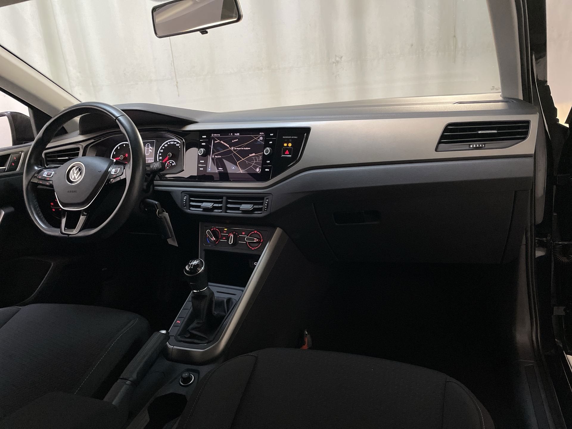 Volkswagen Polo 1.0 TSI Comfortline Parkeersensoren Navigati, Auto's, Voorwielaandrijving, Dealer onderhouden, Gebruikt, Met garantie (alle)