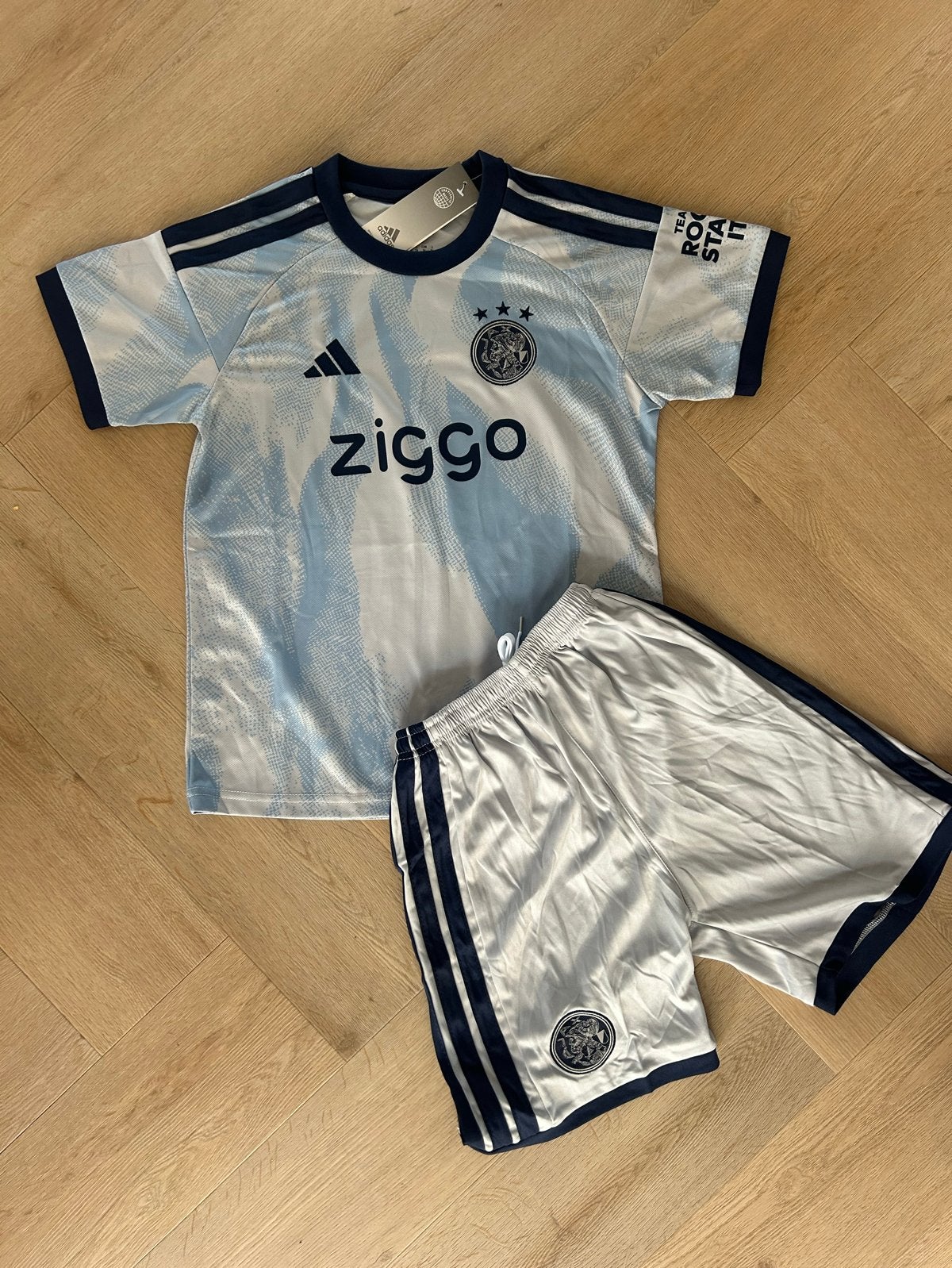 Ajax Derde Tenue 2026-“27 Kindersetje - Maten 140 en 152, Sport en Fitness, Voetbal, Maat XS of kleiner, Ophalen of Verzenden
