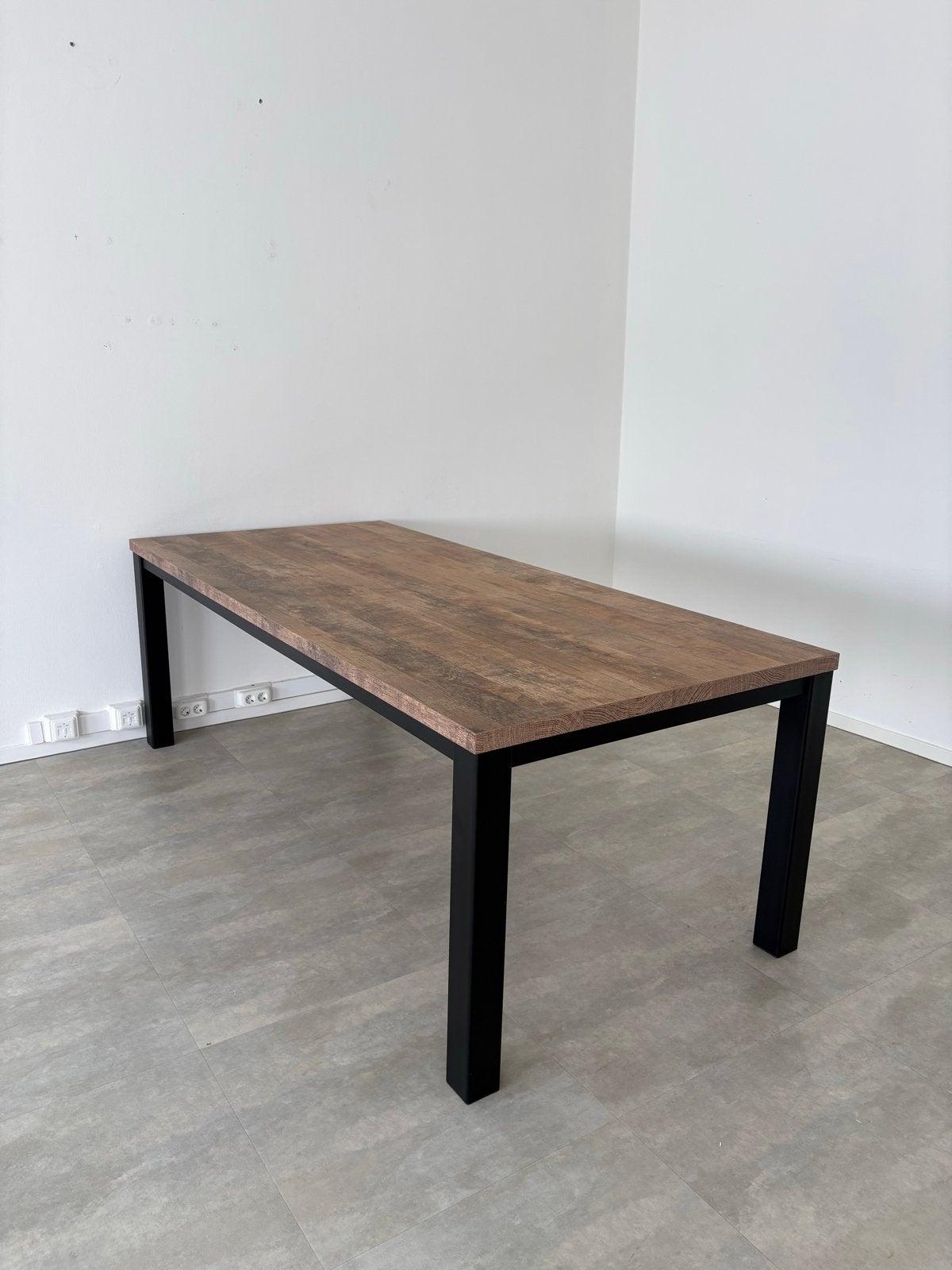 Robuuste houten eettafel met zwart metalen poten, Ophalen, Gebruikt, 100 tot 150 cm, 200 cm of meer