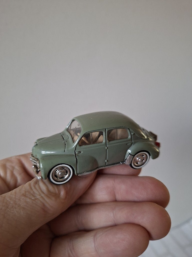 Renault 4CV 1954 met whitewall banden 1:43 Solido 4557, Ophalen of Verzenden, Zo goed als nieuw, Auto, Solido