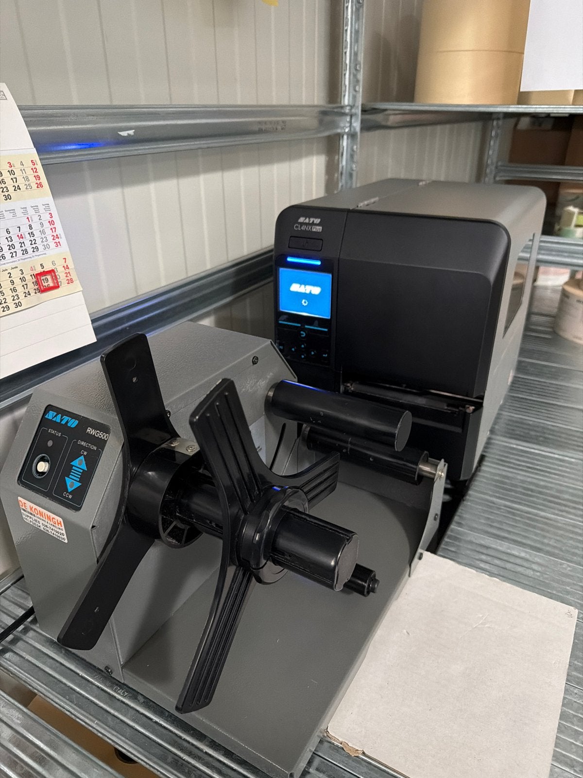 Sato CL4NX Plus labelprinter met RWG500 opwikkelaar, Computers en Software, Ophalen of Verzenden, Gebruikt, Etiket