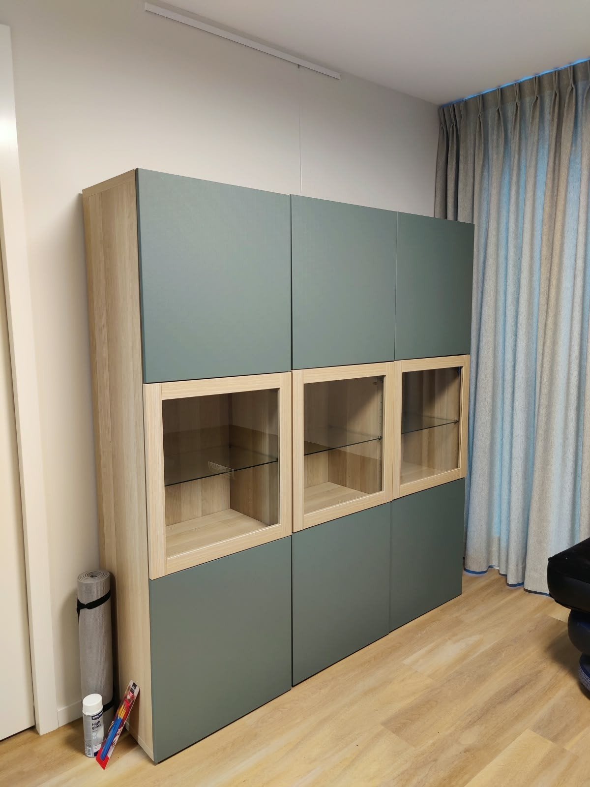 Moderne kledingkast met glazen vitrines, Ophalen, 25 tot 50 cm, 150 tot 200 cm