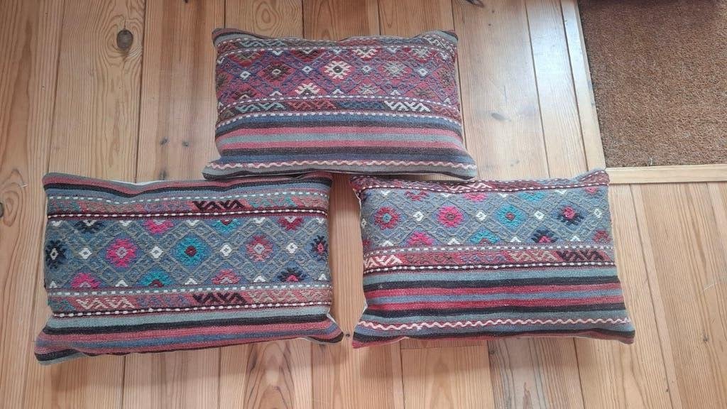 Drie unieke handgemaakte wollen kelim kussens, 40x60, Handgemaakt, Ophalen of Verzenden, Zo goed als nieuw, Rechthoekig
