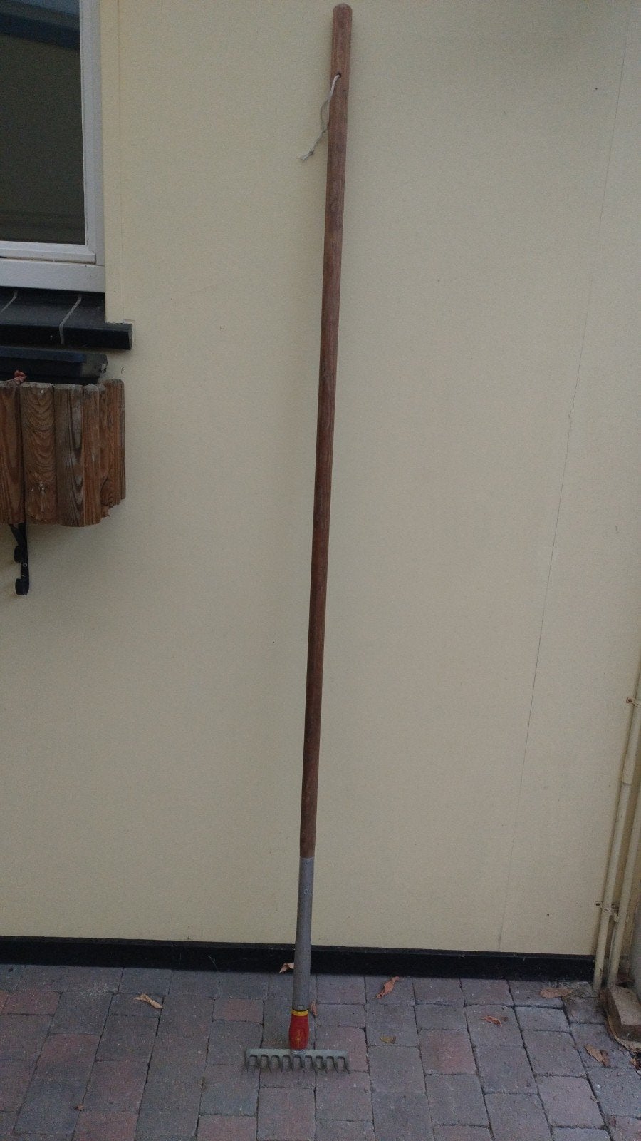 Lange ijzeren hark op lange houten stok. Zeer goede conditie, Ophalen, Zo goed als nieuw, Hark, Wolf-Garten
