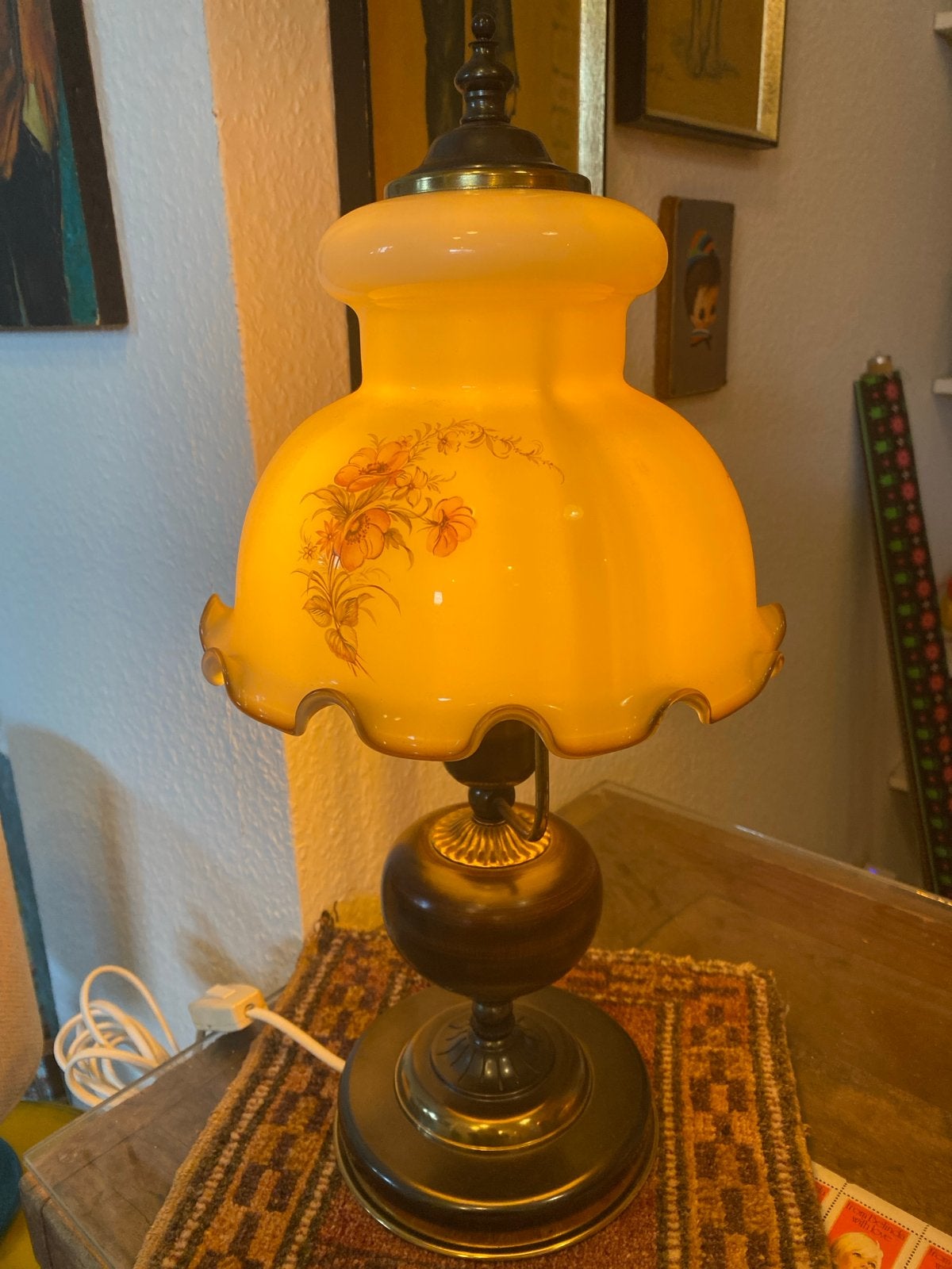 Vintage Tafellamp/olielamp met Bloemenmotief en Melkglas Kap, Antiek en Kunst, Ophalen