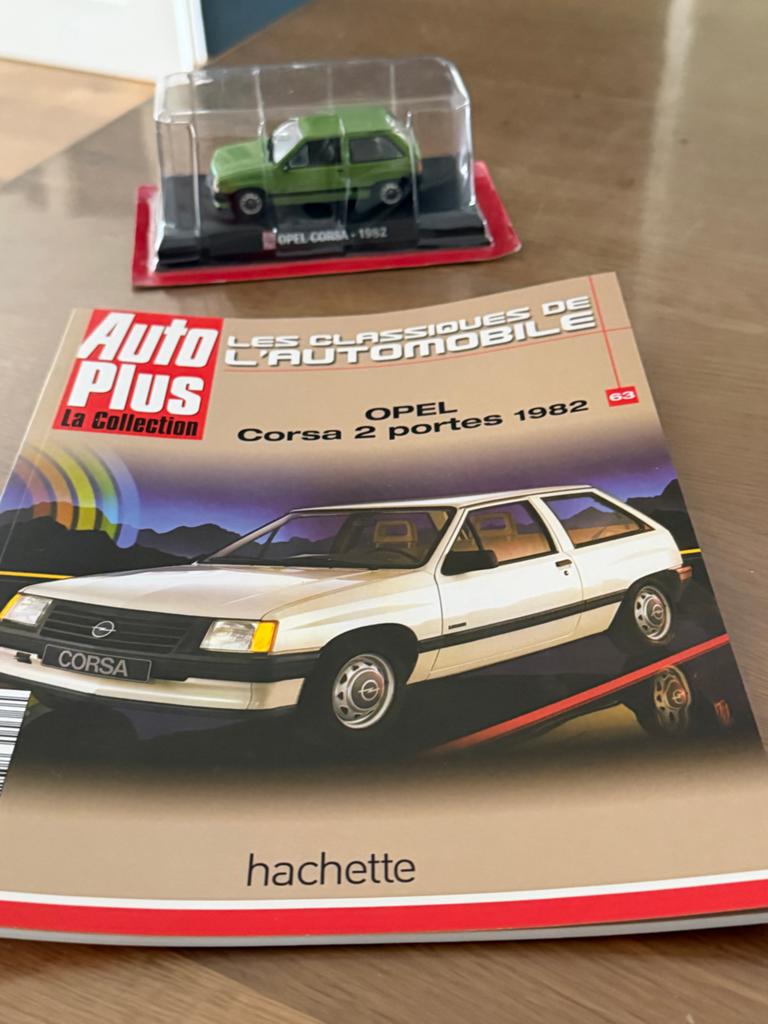 Opel Corsa 1982 modelauto met Auto Plus magazine, Ophalen of Verzenden, Zo goed als nieuw, Auto, Overige merken