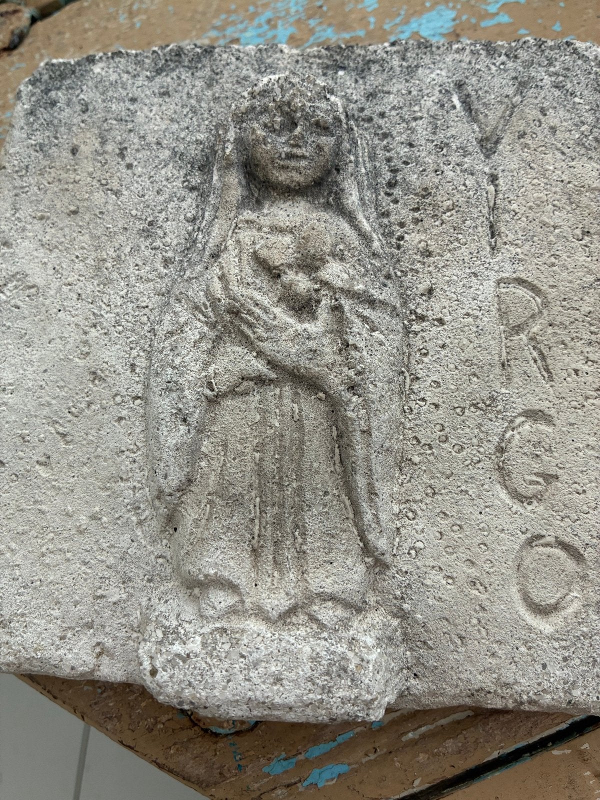 Antieke stenen plaquette met Maria en kind, Antiek en Kunst, Ophalen of Verzenden