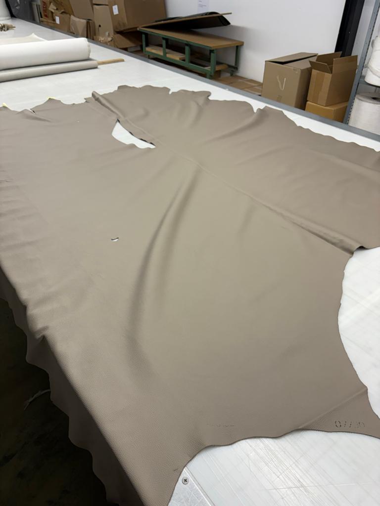 Groot stuk leer - Beige/Taupe 4 M2, Hobby en Vrije tijd, Stoffen en Lappen, Ophalen of Verzenden, Nieuw, Beige