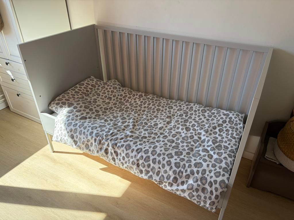 Kidsmill Amy Babybed Grijs 70 x 140 cm, Kinderen en Baby's, Kinderkamer | Bedden, Gebruikt, 140 tot 160 cm, 70 tot 85 cm, Lattenbodem