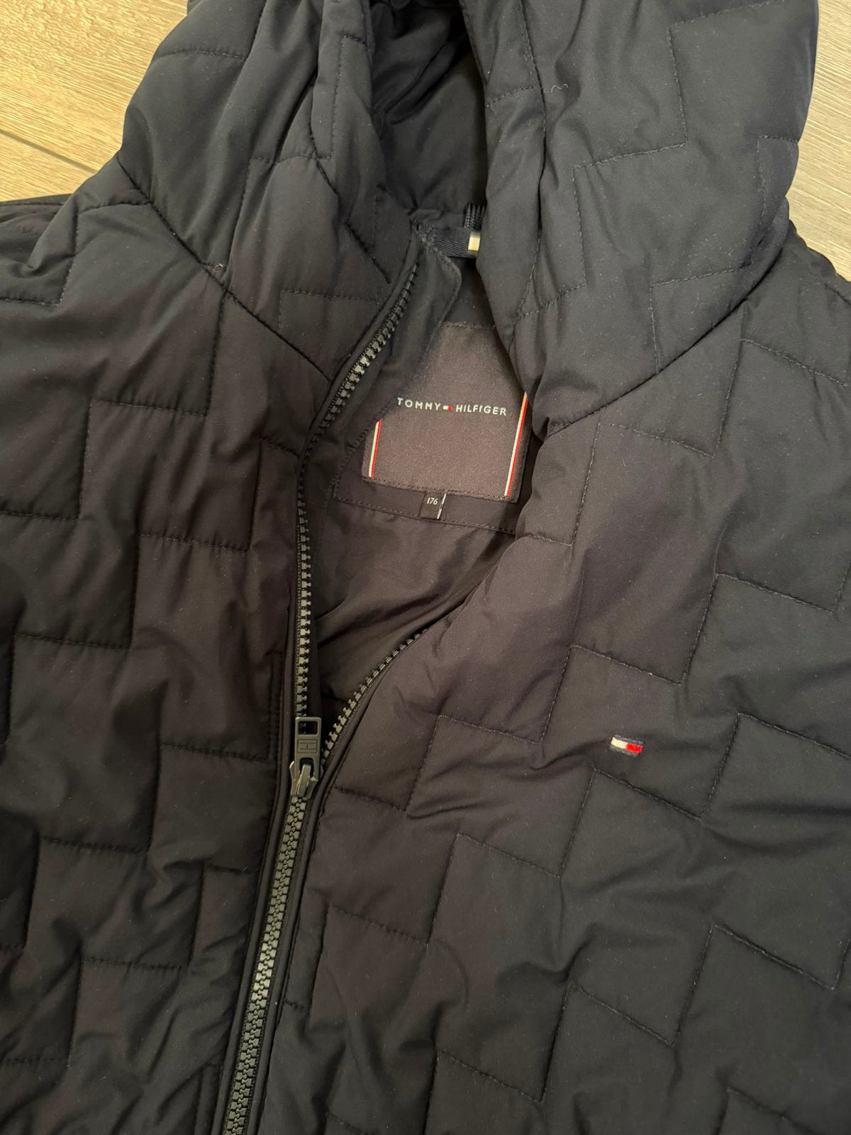 Tommy Hilfiger gewatteerde jas - Maat 176, Ophalen, Zo goed als nieuw, Maat 52/54 (L), Zwart