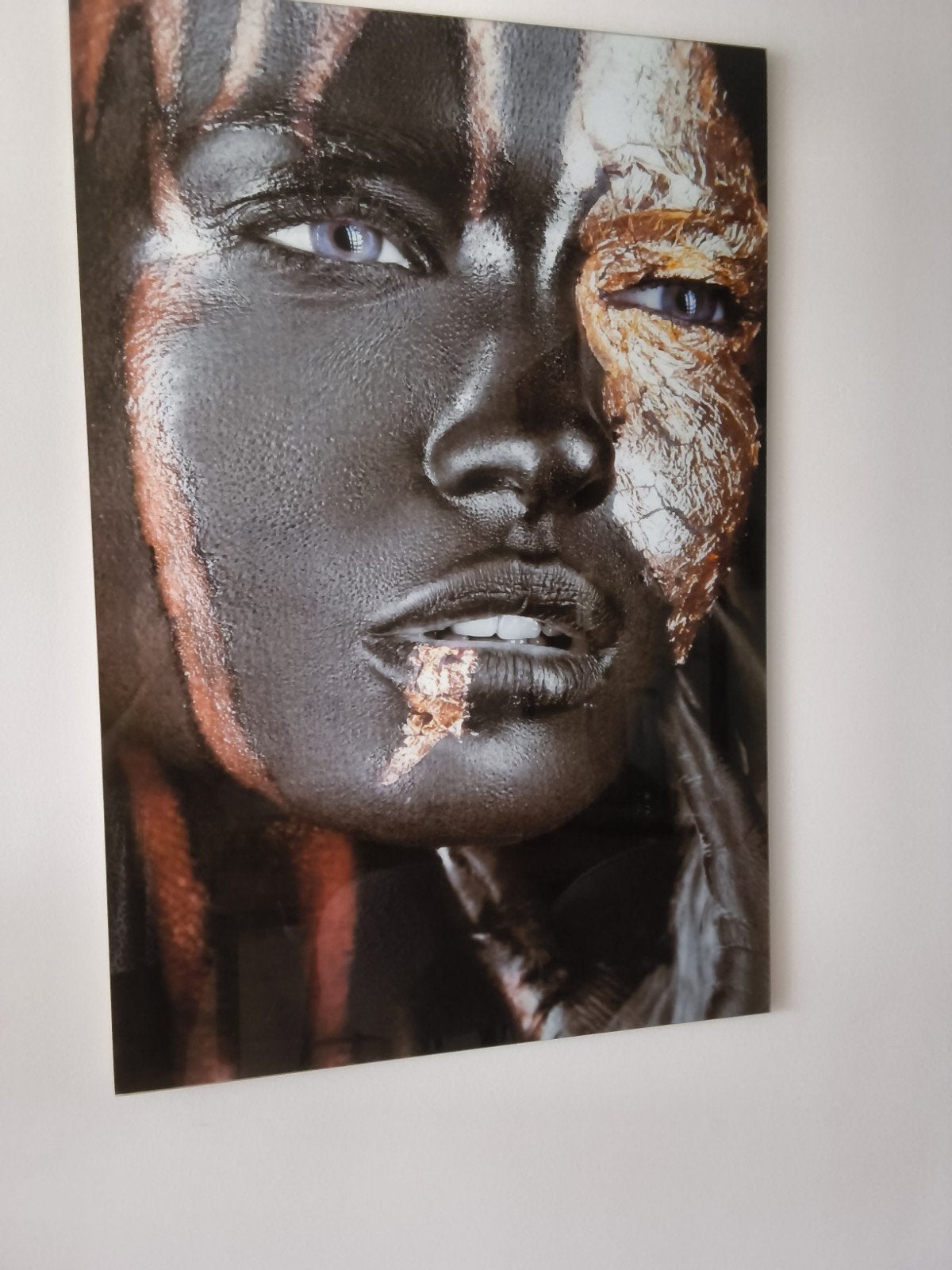 Modern portret van een vrouw met gouden accenten, Ophalen of Verzenden, Print, Overige materialen, Op houten frame