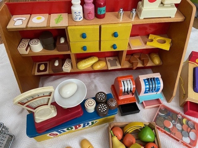 Kinder speelgoed houten winkel en veel houten assortiment, Ophalen of Verzenden, Gebruikt, Meubelstuk of Keukentje