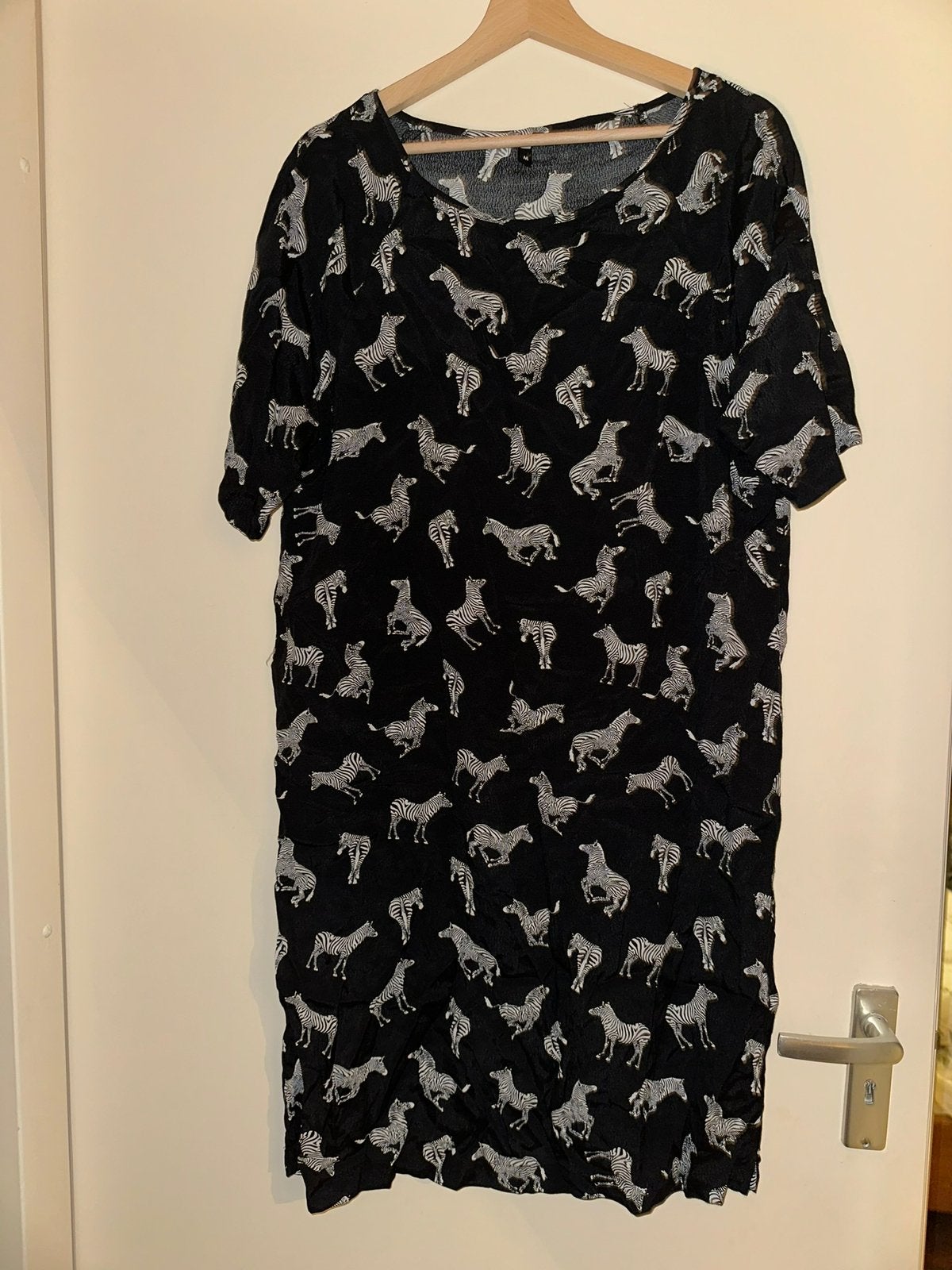 Dames zebraprint jurk van Hema, Ophalen of Verzenden, Zo goed als nieuw, Zwart, Boven de knie