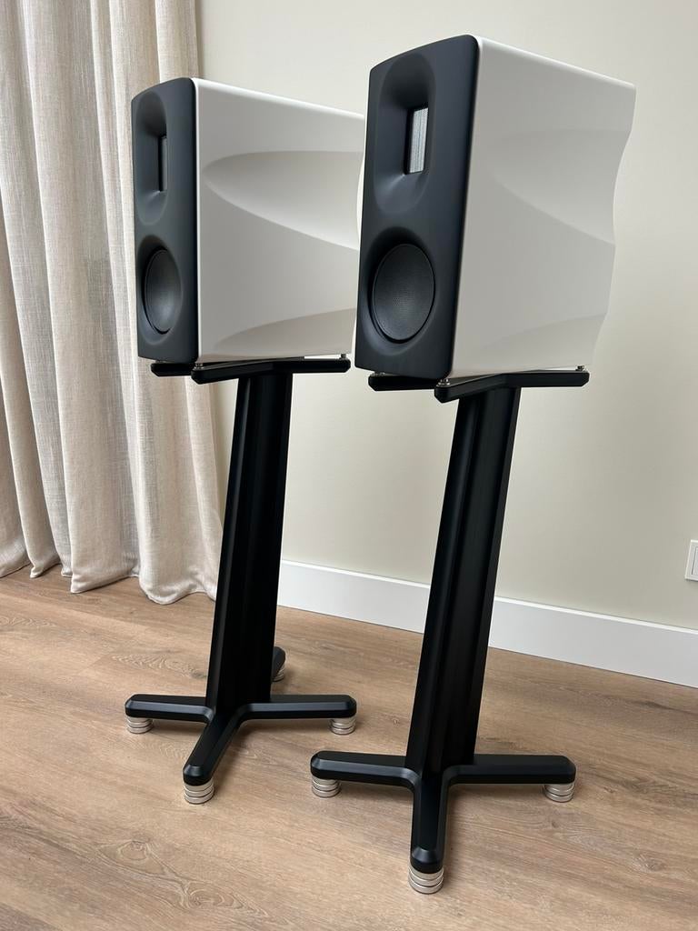 Børresen Z1 luidsprekers met originele Børresen Z-stands, Zo goed als nieuw, 120 watt of meer, Front, Rear of Stereo speakers