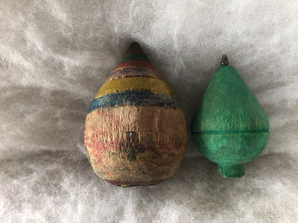 2 oude priktollen . Groen. Gekleurde banden. 7,5 en 9 cm, Ophalen of Verzenden