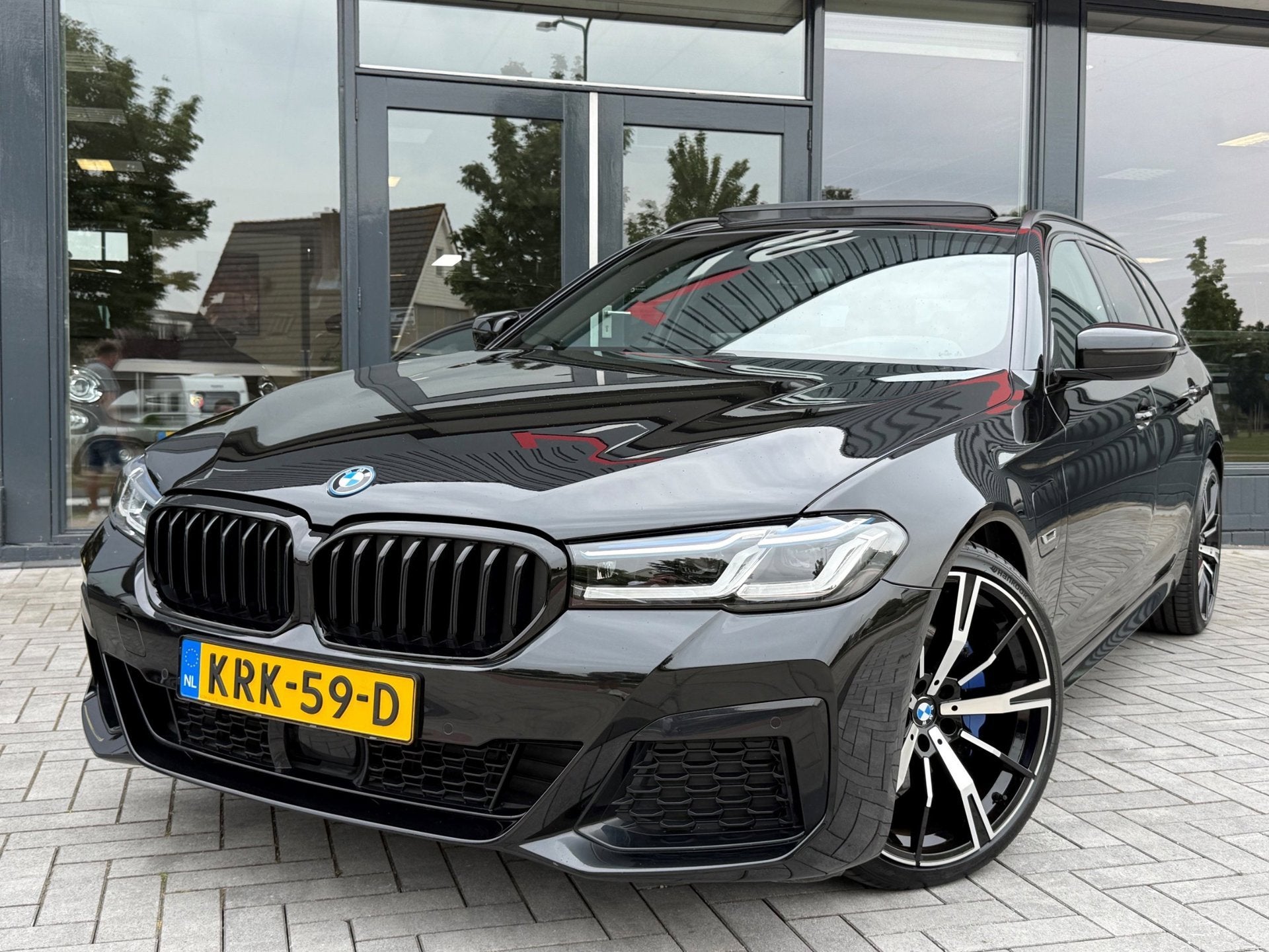 BMW 5-serie Touring 530e Business M Pano Laser HUD Camera, Achterwielaandrijving, Gebruikt, 4 cilinders, Zwart