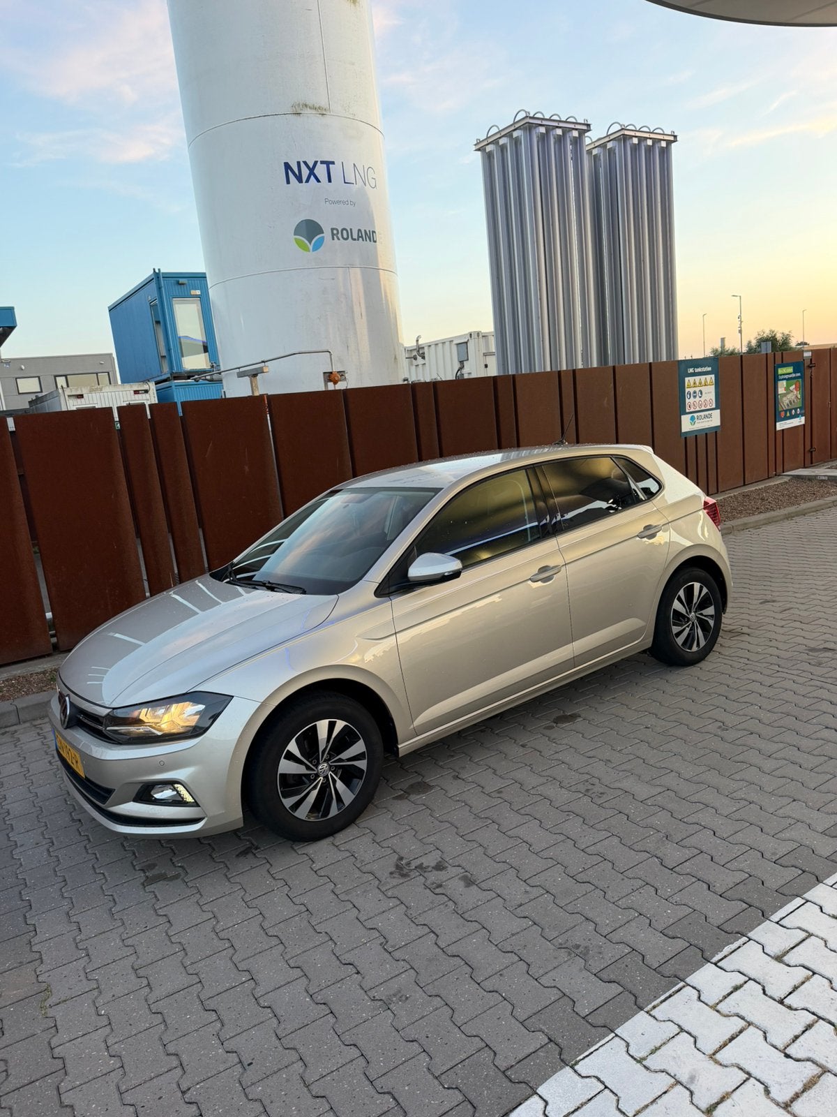 Volkswagen Polo 1.0 TSI 70KW 5D BMT Dsg-7 2018 Grijs, Auto's, Voorwielaandrijving, 40 €/maand, 23 km/l, Origineel Nederlands
