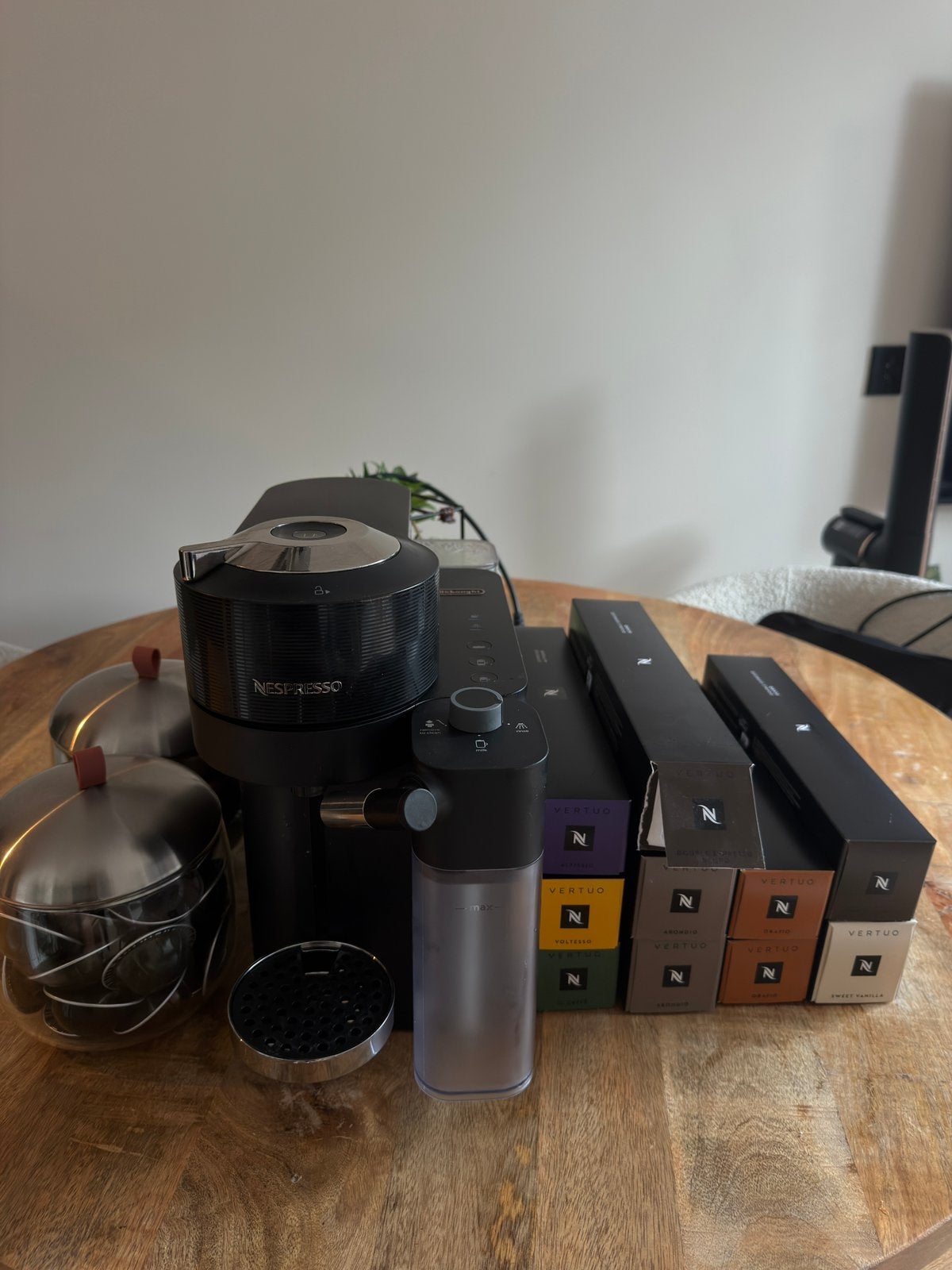 De'Longhi Nespresso Vertuo Lattissima + 10 dozen capsules
