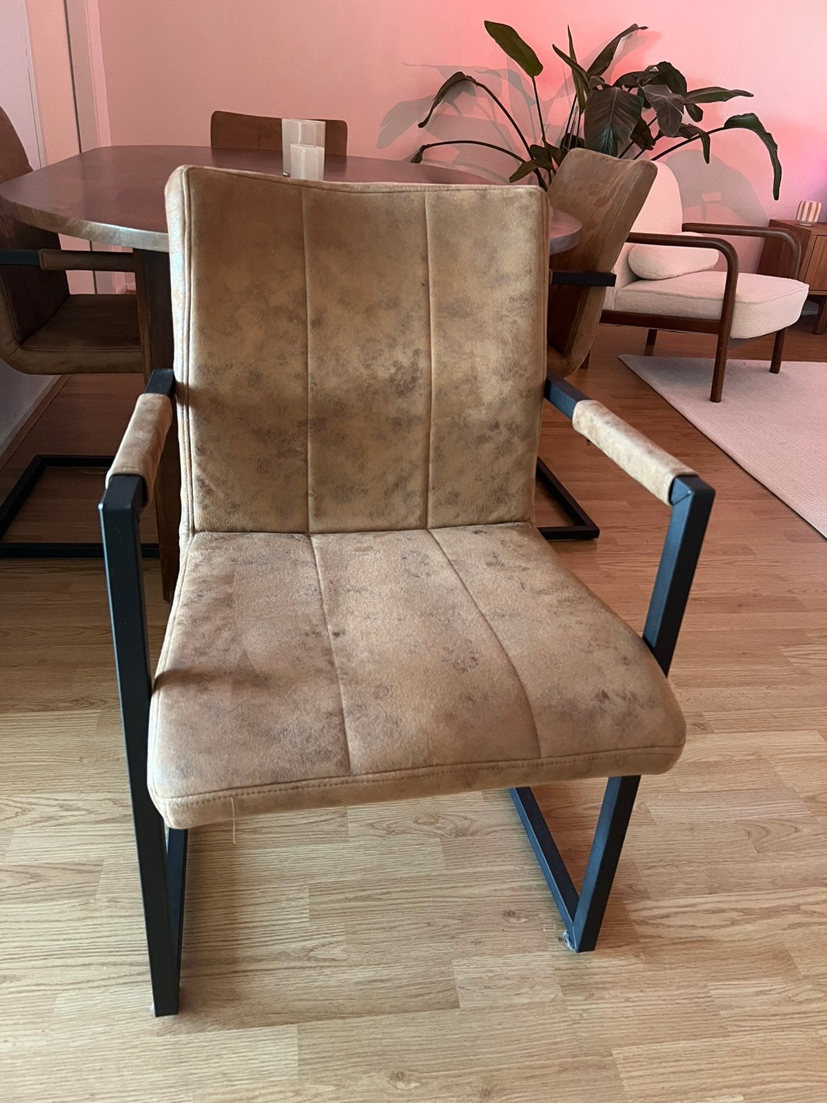 4x Industriële eetkamerstoelen | Suède bruin / zwart frame, Ophalen, Bruin, Zo goed als nieuw, Vier