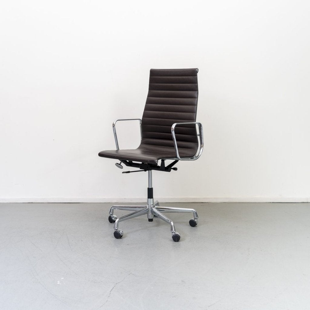 Vitra EA 119 Bureaustoel Donkerbruin Leer – Chroom, Vitra, Zo goed als nieuw, Niet ingevuld, Niet ingevuld