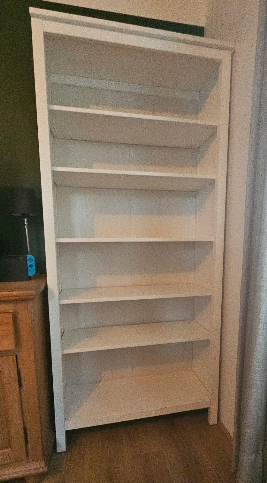 Foto 3 van 2 IKEA Hemnes Boekenkasten. 1 wit 1 bruin