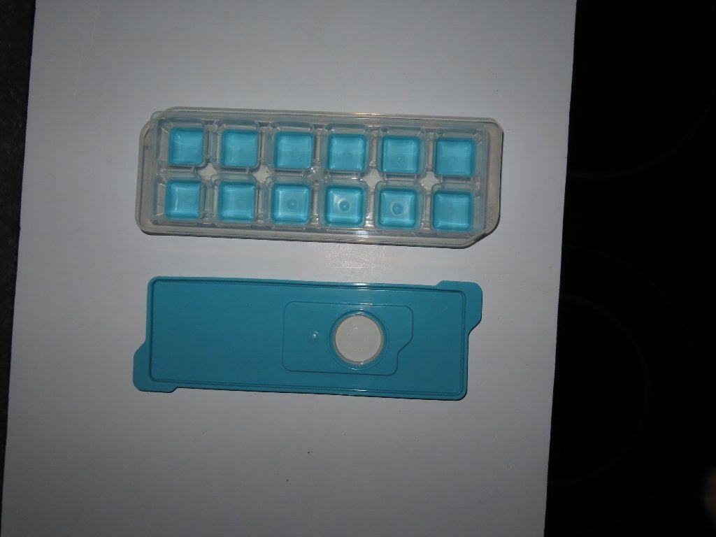 IJsblokjesvorm met deksel, 12 blokjes, 26,5 x 9,5 x 4, izgst, Huis en Inrichting, Kunststof, Ophalen of Verzenden, Overige merken