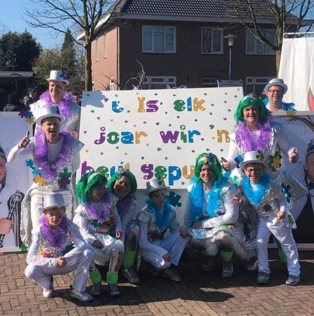 Mooie unieke loopgroep carnaval. Puzzelen, zilver. 8 volw, Carnaval, Maat 42/44 (L), Ophalen of Verzenden, Zo goed als nieuw