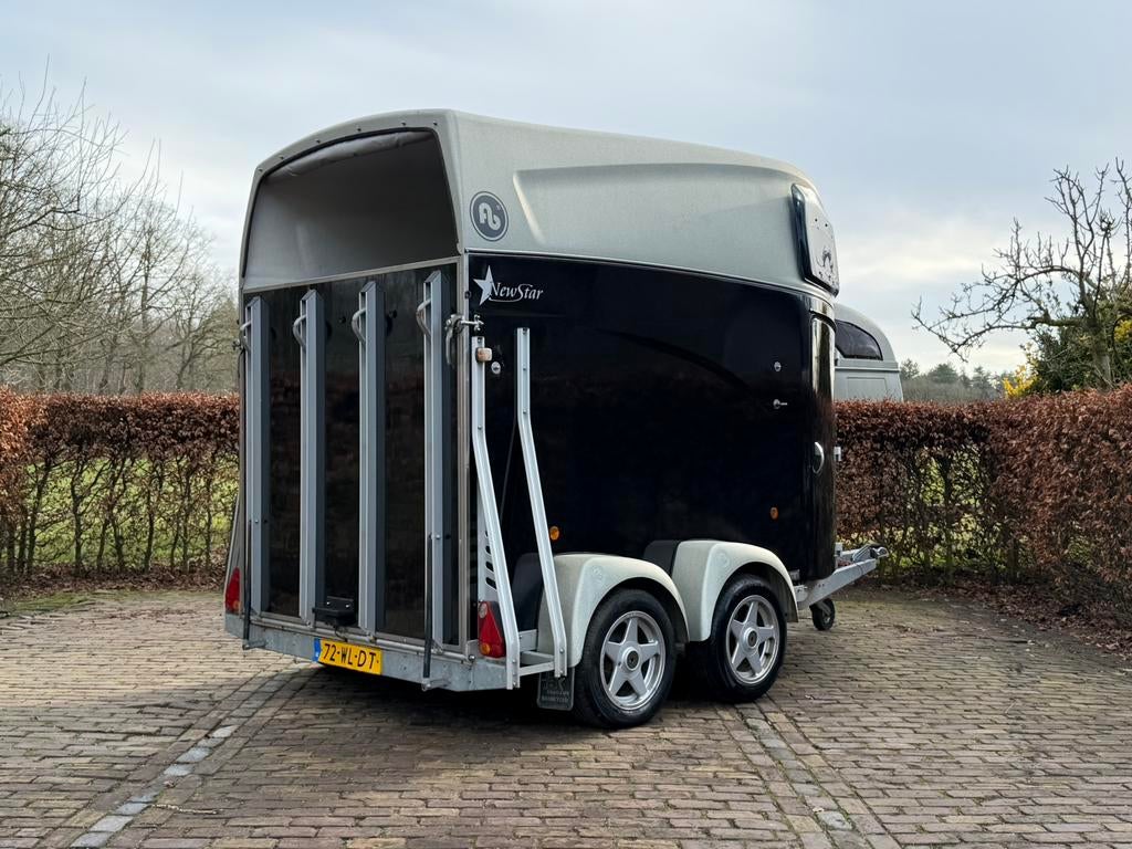 Mooie blomert new star aluminium bodem met zadelkamer, Dieren en Toebehoren, Paarden en Pony's | Trailers en Aanhangwagens, Ophalen