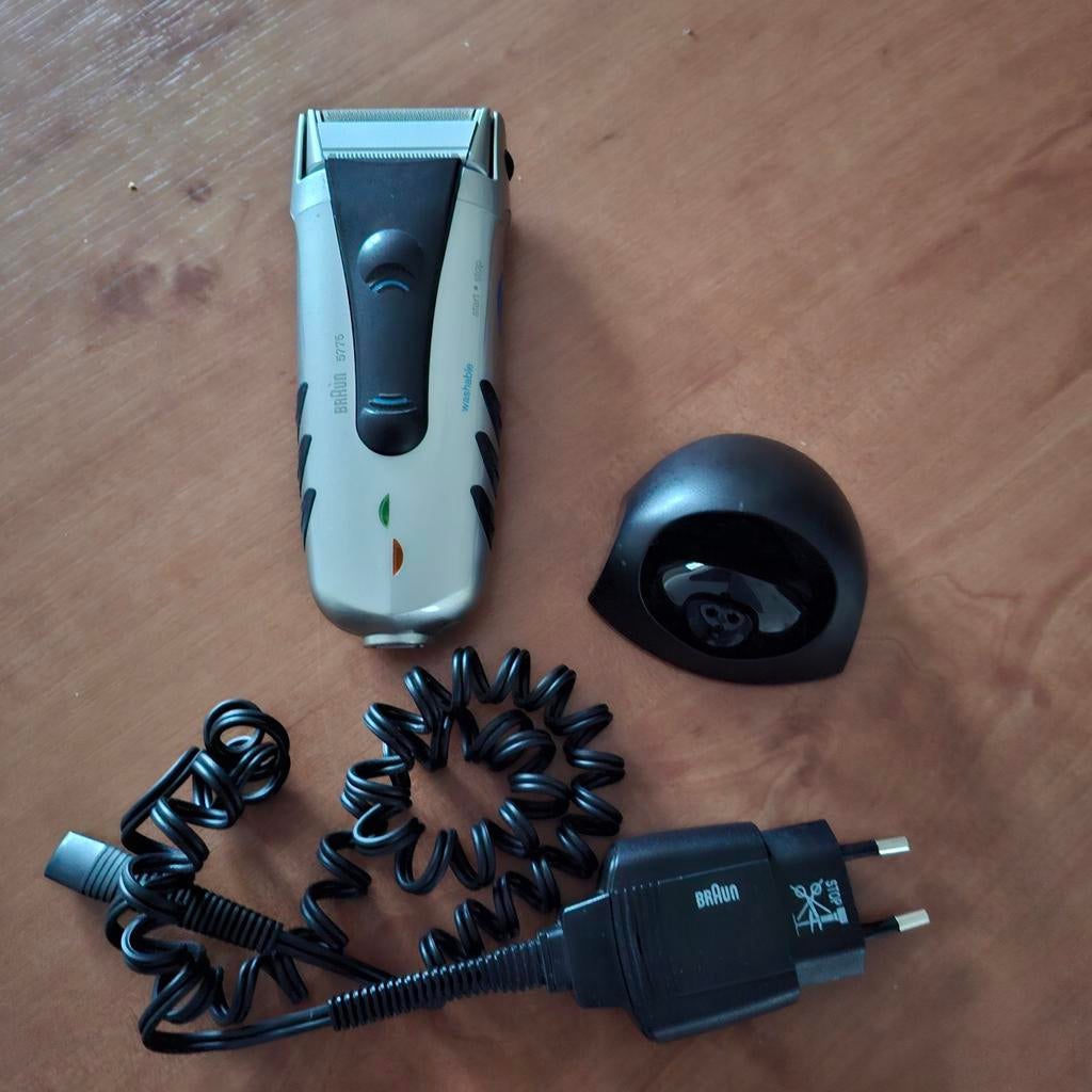 Mooi scheerapparaat BRAUN 5775  dubbel scheerbladOPHALEN, Ophalen, Zo goed als nieuw, Scheren en Epileren