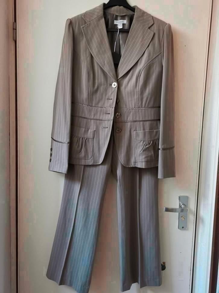 Kostuum pak jas met broek maat 42, Kleding | Dames, Jasjes, Kostuums en Pakken, Kostuum of Pak, Beige, Maat 42/44 (L), Ophalen of Verzenden