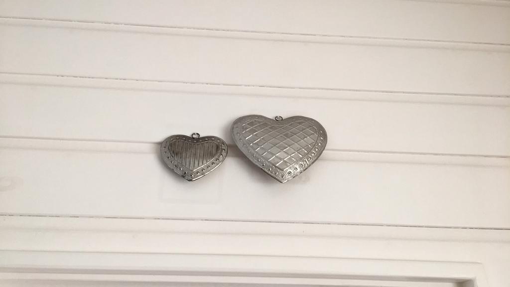 Twee zilverkleurige hartvormige decoraties leuk v Valentijn, Ophalen of Verzenden, Nieuw