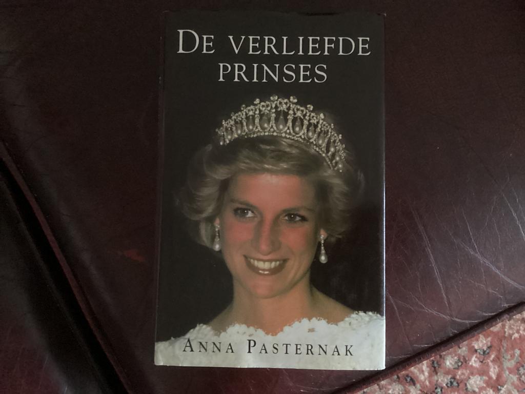 Prinses Diana // de verliefde Prinses, Verzamelen, Koninklijk Huis en Royalty, Ophalen of Verzenden, Zo goed als nieuw, Kaart, Foto of Prent