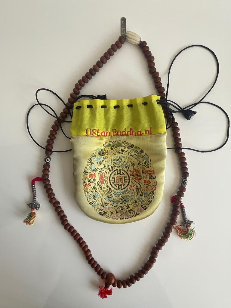 Mala merk Urban Buddha met mala-tasje, Verzamelen, Religie, Ophalen, Zo goed als nieuw, Sieraad, Boeddhisme