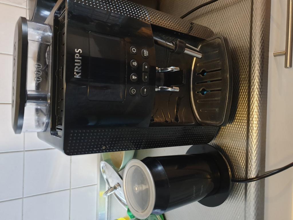 Krups + Philips automatische koffiezetapparaat + schuimer, Ophalen, Zo goed als nieuw, Koffiemachine