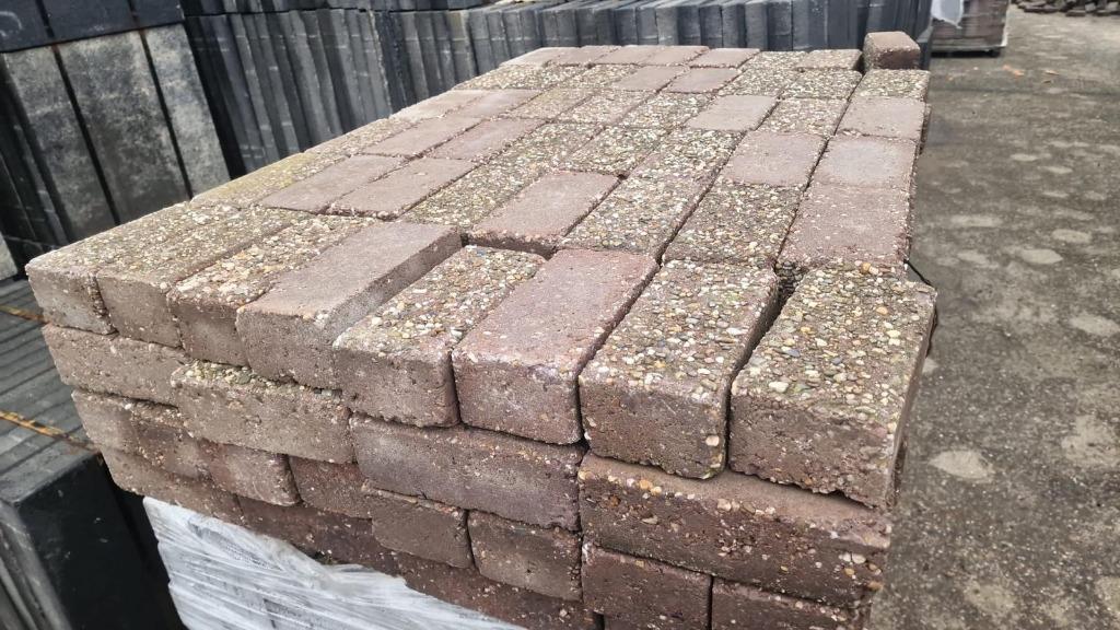 Foto 10 van Gebruikte betonklinker in diverse kleuren