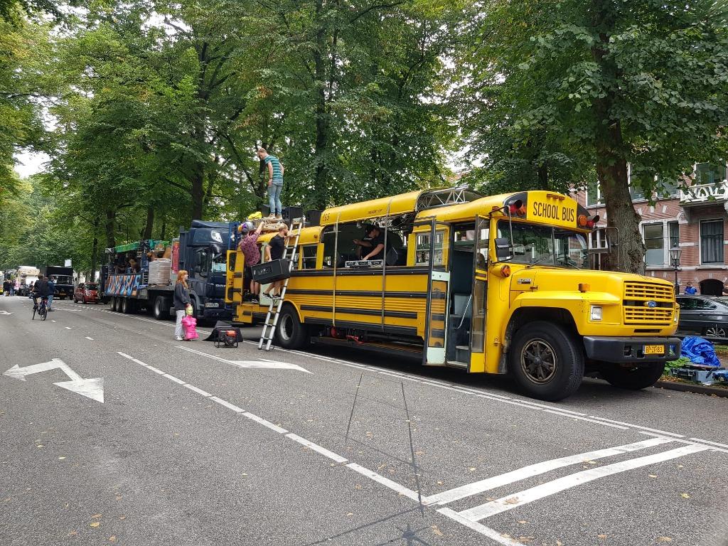 Foto 3 van foodtruck DJ-boot schoolbus te huur
