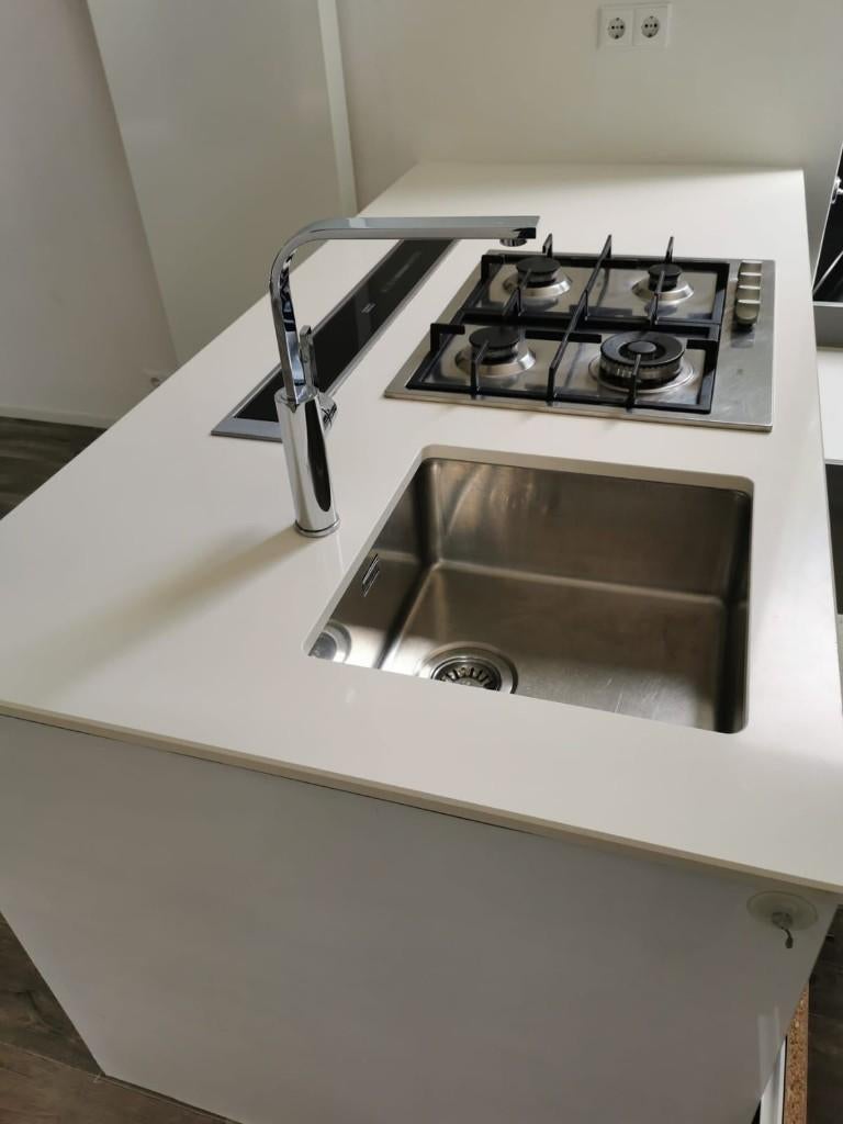 Moderne strakke design hoogglans eilandkeuken GEDEMONTEERD, Huis en Inrichting, Wit, Overige typen, Ophalen of Verzenden, Zo goed als nieuw