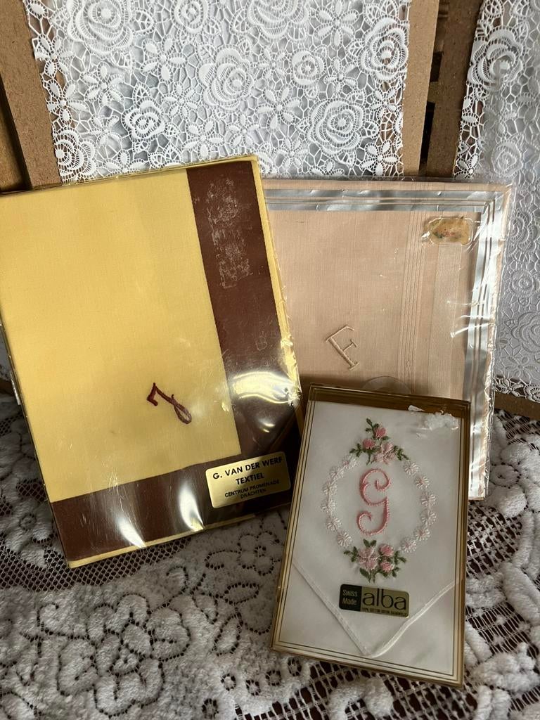 Drie mooie  Brocante zakdoekjes met letters, Ophalen of Verzenden