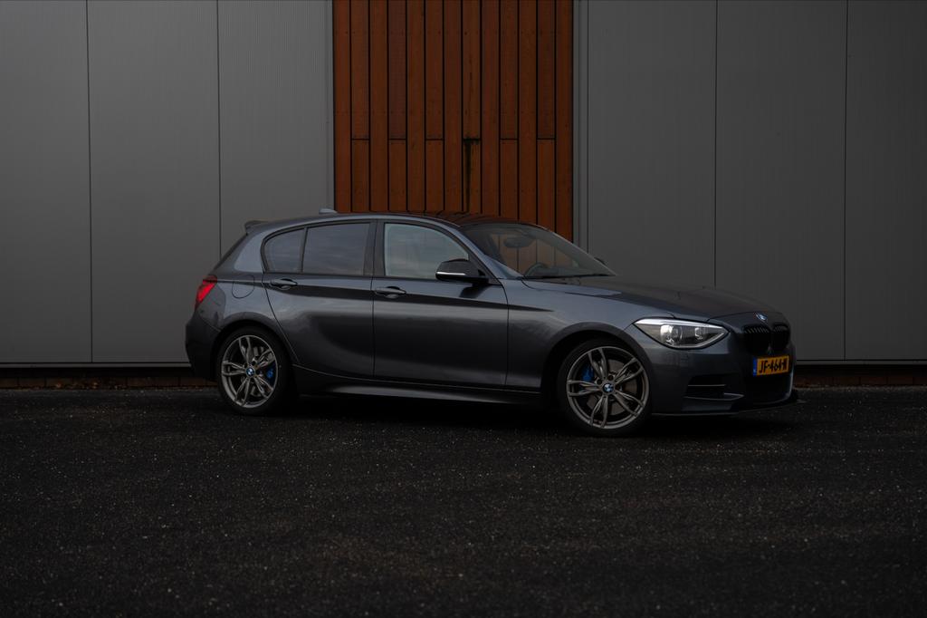 BMW 1-Serie 3.0 M135i (6 cilinder) 5DR Xdrive AUT 2013 Grijs, Auto's, Euro 5, Zwart, 320 pk, Alcantara