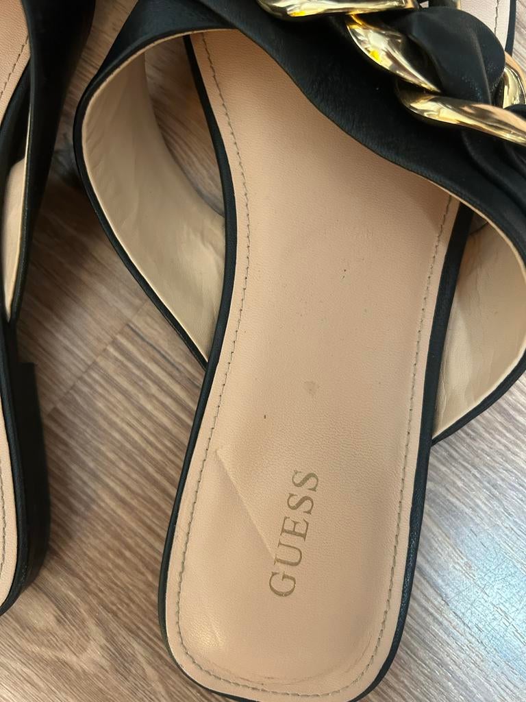 Guess Slippers Maat 41 - Stijlvol en Comfortabel, Kleding | Dames, Schoenen, Ophalen of Verzenden, Zo goed als nieuw, Zwart, Slippers