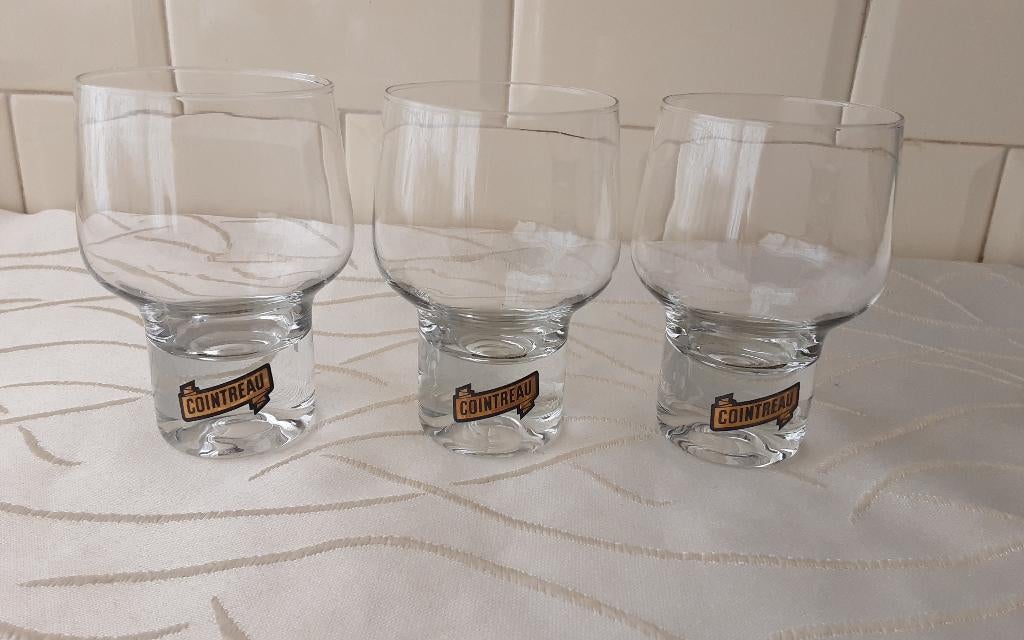 COINTREAU glaasjes 3 stuks (logo goud / zwart), Ophalen of Verzenden, Zo goed als nieuw, Borrel- of Shotglas